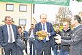 Für eine starke Landwirtschaft: DBV-Präsident Joachim Rukwied (Mitte) packte kräftig an und räumte beim Kreisbauerntag in Gaukönigshofen gemeinsam mit BBV-Kreisobmann Hermann Brell (rechts) Stolpersteine aus dem Weg.