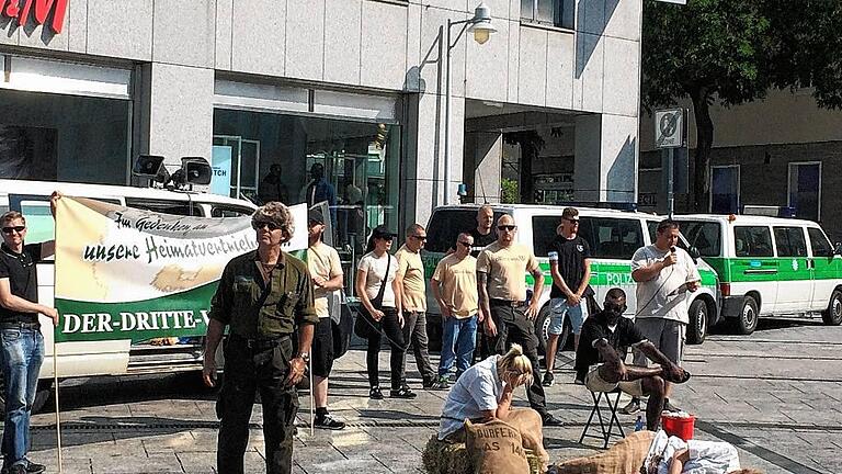 Am Sonntag war für eine Stunde ein Teil der Roßmarkts von der Polizei abgesperrt. Die rechte, fremdenfeindliche Kleinstpartei &bdquo;Der dritte Weg&ldquo; machte in ihrer genehmigten Kundgebung &bdquo;Im Gedenken an unsere Heimatvertriebenen&ldquo; Stimmung gegen Ausländer.