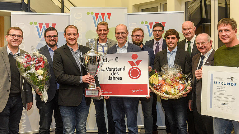 Der ASV Untereisenheim ist 'Vorstand des Jahres' für das Jahr 2017. Der Wanderpokal der Main-Post samt 1000-Euro-Scheck von der Sparkasse Mainfranken wurden am Mittwochabend beim 'Sportgespräch' im Landratsamt überreicht (von links): Torsten Schleicher (Redaktionsleiter Main-Post Würzburg), Pascal Lenz, Daniel Straßberger, Michael Stühler, Frank Deubner, Christian Holzinger (alle ASV), Andreas Mahler (stellvertretender Gebietsdirektor Sparkasse Mainfranken), Markus Streng (ASV), Landrat Eberhard Nuß, BLSV-Kreisvorsitzender Burkard Losert und Meik Schraud (ASV).&nbsp;