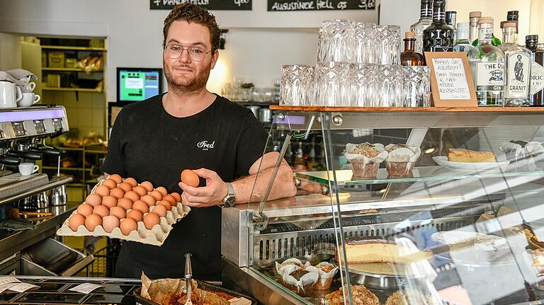 Küchenchef Christoph Leyenberger vom Cafe Fred in Würzburg backt Rhabarberkuchen - mit vielen Eiern.