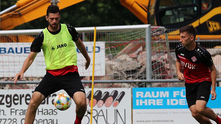 Luca Pfeiffer (links) im Zweikampf mit Dominik Meisel) soll in Zukunft für Tore im Kickers-Sturm sorgen.