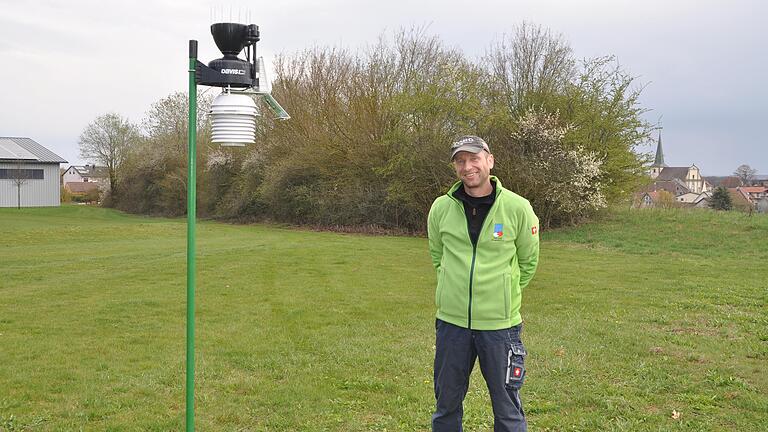 Eine solarbetriebene Station am Golfgelände in Löffelsterz liefert Uwe Memmel Wetterdaten direkt auf seinen Computer und erlaubt Verknüpfungen mit dem Pflegeprogramm für den Platz.