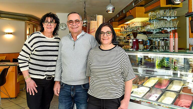 Ein eingespieltes Team: Seit mehreren Jahrzehnten arbeiten (von links) Marina Prozeller, Salvatore Marotta und seine Gattin Antonia Marotta eng im Gochsheimer Eiscafé Dolomiti zusammen.