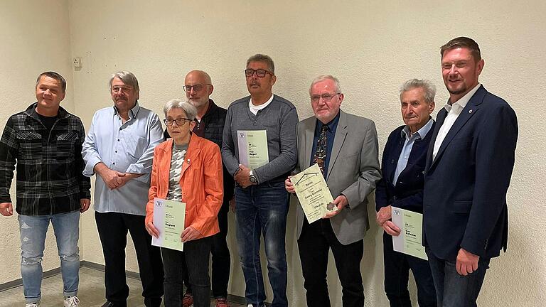 Im Bild von links: Artur Kloß (2. Bgm.), Gerhard Rückert, Evi Englert (40 Jahre), Richard Berghoff (25 Jahre), Josef Bayer (40 Jahre), Georg Grembler, Willi Selzam (25 Jahre), Jens Machnow (1. Bgm.).