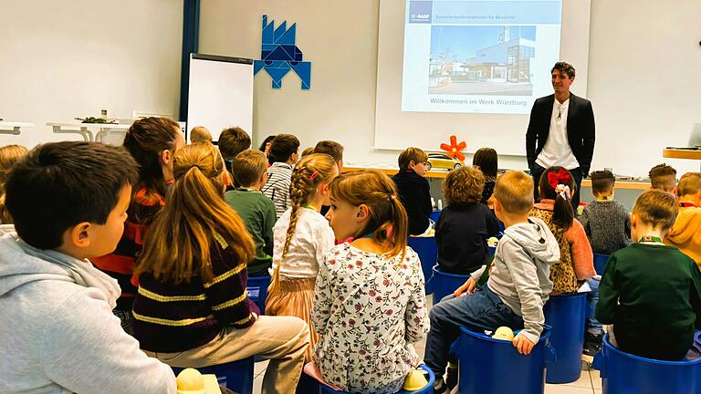 Werkleiter Matteo Cicciotti begrüßt die jungen Gäste und ihre Eltern am Standort.