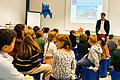 Werkleiter Matteo Cicciotti begrüßt die jungen Gäste und ihre Eltern am Standort.