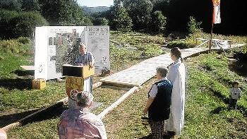 Der Vorsitzende der Aktionsgemeinschaft Hafenlohrtal, - Der Vorsitzende der Aktionsgemeinschaft Hafenlohrtal, Sebastian
Schönauer (am Pult), eröffnet im Beisein zahlreicher Gäste den neuen
Bohlenweg im Hafenlohrtal und lässt ihn segnen. Der Vorsitzende der Aktionsgemeinschaft Hafenlohrtal, - Der Vorsitzende der Aktionsgemeinschaft Hafenlohrtal, Sebastian
Schönauer (am Pult), eröffnet im Beisein zahlreicher Gäste den neuen
Bohlenweg im Hafenlohrtal und lässt ihn segnen.