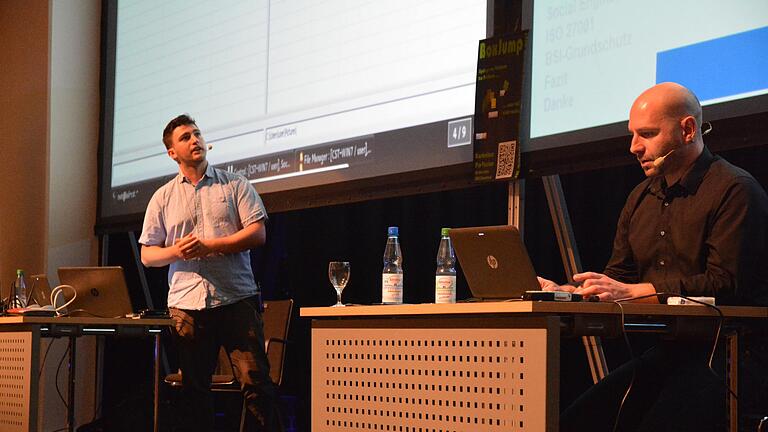 Zeigten in der Stadthalle beim Live Hacking eine Fülle von Beispielen auf, wie man die betrügerischen Fallen aus dem Internet umschifft: Roberto Becker und Markus Tröscher (rechts).