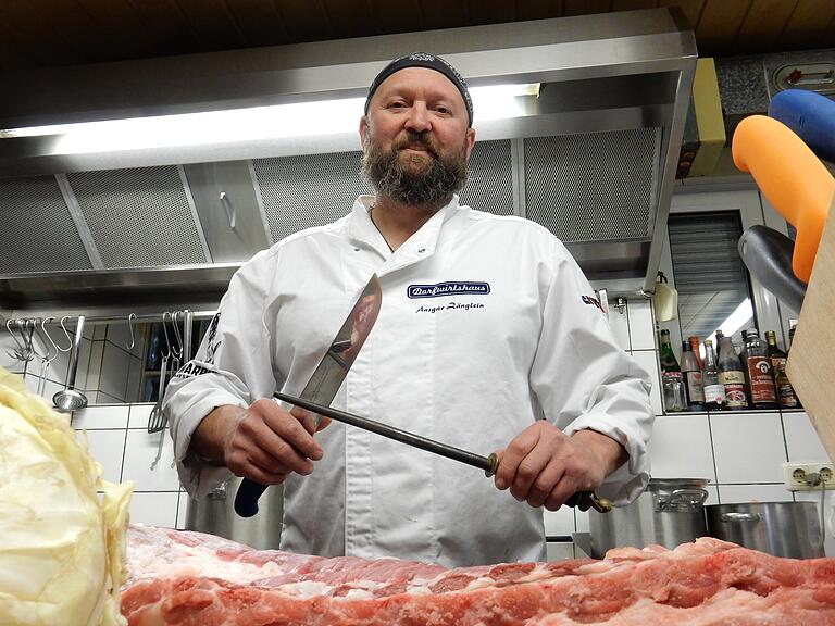 Ansgar Zänglein in seiner Küche in Hambach mit seinem Messer, das er 2020 mit nach Auckland nehmen wird. Ansgar Zänglein in seiner Küche in Hambach mit seinem Messer, das er 2020 mit nach Auckland nehmen wird. 