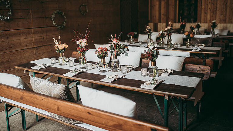 Hochzeit planen       -  Feierei & Liebelei und Sellerina Design stellen für Brautpaare verschiedene Dekorationskonzepte zusammen, zum Beispiel für eine Vintage-Hochzeit in der Scheune.