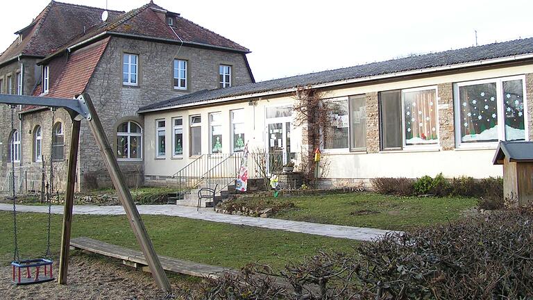 Mit dem Abriss des flachen Anbaus soll im April der Startschuss für Sanierung und Erweiterung des Kindergartens in Frickenhausen fallen. Es wird einen neuen Anbau mit zwei Geschossen geben. Der Altbau (links) wird saniert und an die räumlichen Erfordernisse angepasst. Mit dem Abriss des flachen Anbaus soll im April der Startschuss für Sanierung und Erweiterung des Kindergartens in Frickenhausen fallen. Es wird einen neuen Anbau mit zwei Geschossen geben. Der Altbau (links) wird saniert und an die räumlichen Erfordernisse angepasst. 