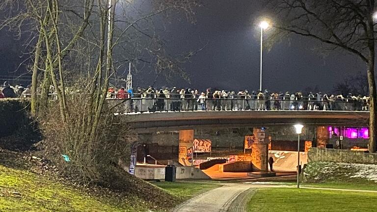 Aufnahme einer Demonstration gegen Corona-Maßnahmen in Schweinfurt im Dezember 2021. Die Demonstrantinnen und Demonstranten sind nicht alle über einen Kamm zu scheren.