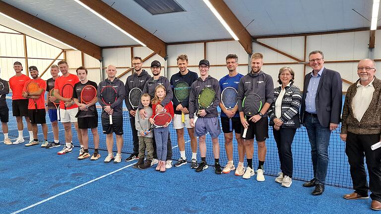 Über die mit neuem Boden in den Vereinsfarben und neuer LED-Beleuchtung aufpolierte Zweifeldtennishalle freuen sich mit den Spielern der Tennis-Herren der TGV (von links) Liegenschaftsvorsitzender Heinz Durhack, Bürgermeister Jürgen Götz,  1. Vorsitzende Ruth Lehrieder und Tennis-Abteilungsleiter Timo Josten.