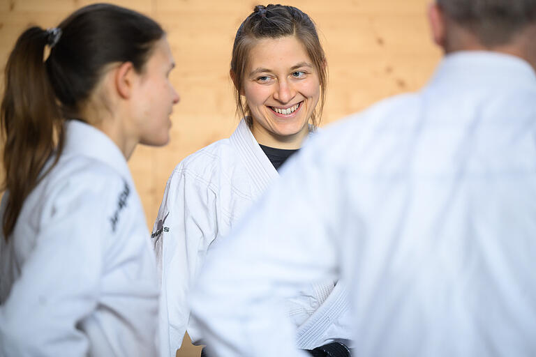 Franziska Freudenberger mit Trainingskollegen in der Halle des TV Unterdürrbach.