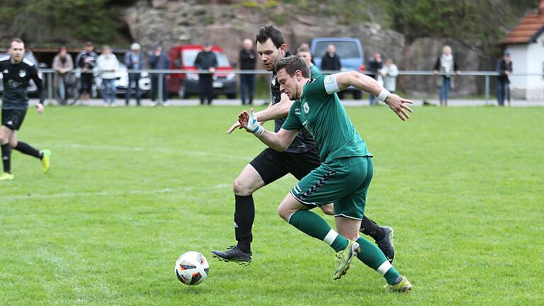 Das Bild täuscht: Auch wenn Friesenhausens Kapitän Frank Lieberth (rechts) hier am Neuschleichacher Johannes Berthelme (schwarzes Trikot) vorbeizieht – letztlich gewann der SV Neuschleichach 3:1. Das Bild täuscht: Auch wenn Friesenhausens Kapitän Frank Lieberth (rechts) hier am Neuschleichacher Johannes Berthelme (schwarzes Trikot) vorbeizieht – letztlich gewann der SV Neuschleichach 3:1.