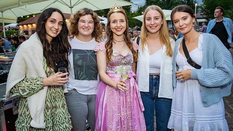 Weinprinzessin Selina Mair-Hock (Mitte) führte 'charmant und souverän' durch das Weinfest, so Bürgermeisterin Kerstin Deckenbrock in ihrer Abschlussrede. Weinprinzessin Selina Mair-Hock (Mitte) führte 'charmant und souverän' durch das Weinfest, so Bürgermeisterin Kerstin Deckenbrock in ihrer Abschlussrede.