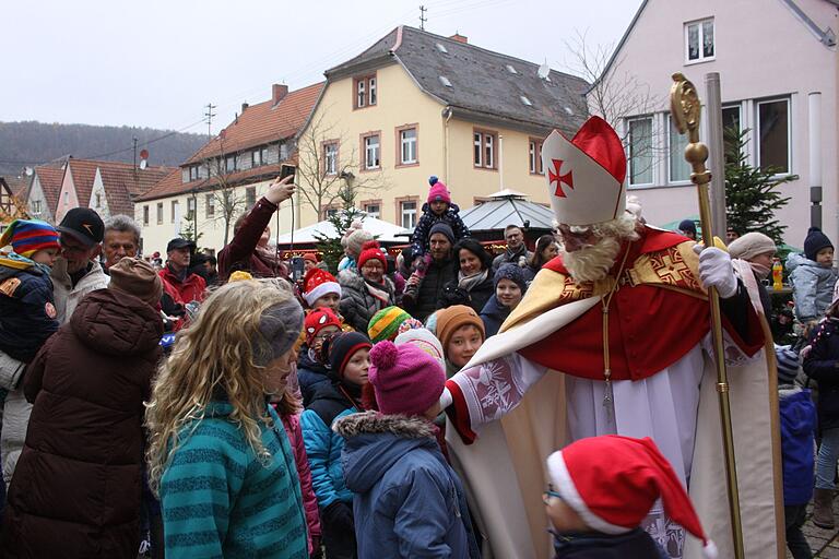 Der Besuch des heiligen Nikolaus auf dem Kirchplatz und in der Kirche in Karlstadt ist für die Kinder ein Highlight. Der Besuch des heiligen Nikolaus auf dem Kirchplatz und in der Kirche in Karlstadt ist für die Kinder ein Highlight.