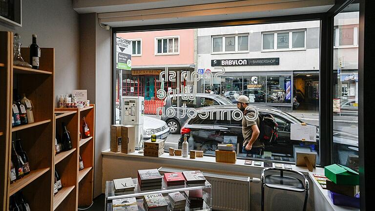 Mitte Juli hat in der Textorstraße 16/18 ein spanischer Weinhandel eröffnet. Auch Probierabende finden dort regelmäßig statt. Mitte Juli hat in der Textorstraße 16/18 ein spanischer Weinhandel eröffnet. Auch Probierabende finden dort regelmäßig statt.