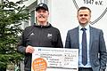 Freute sich über eine erfolgreiche Spendenaktion und die Unterstützung:&nbsp; Gerhard Karl (links) vom FC Hopferstadt 1947, bei der&nbsp; Übergabe mit Dominik Servatius von der VR-Bank Würzburg.