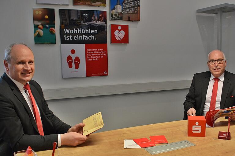 Gebietsdirektor Peter Lindemann (links) und Sparkassendirektor Georg Straub haben natürlich auch selbst noch Sparbücher zu Hause. Die älteren sind bereits als ungültig gestempelt, haben aber gerade deswegen ihren besonderen Wert. Gebietsdirektor Peter Lindemann (links) und Sparkassendirektor Georg Straub haben natürlich auch selbst noch Sparbücher zu Hause. Die älteren sind bereits als ungültig gestempelt, haben aber gerade deswegen ihren besonderen Wert.