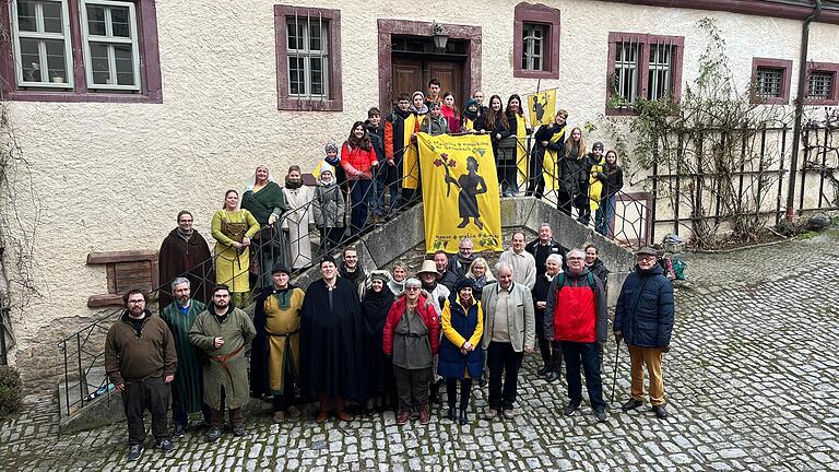 Simon Poßmayer, Christian Schäfer, Daniel Poßmayer, Jürgen Gutjahr, Florian und Beatrice Bergmann, Christoph Mittelstädt, Irmi Jonas, Gabriele Poßmayer, Gerhard Albert, Gräfin Angelika Wolffskeel, Hubert Jonas, Herr und Frau Binsteiner, Christoph von Seydlitz-Wolffskeel, Martin, Alfred und Charlotte Mais, Winfried Schraut, Susi Winter, Albrecht Förster, in 2. Reihe Andreas Sahlmüller, Kristin Mahler, Nina Sahlmüller, Leo Treike, Lars Winter und der Enrichmentkurs Lebendiges Mittelalter.
