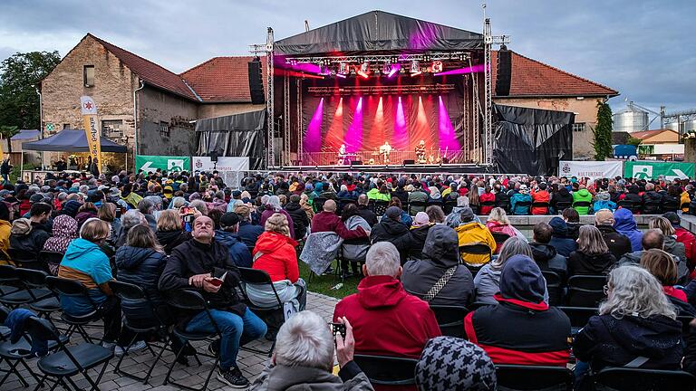 Nasskalter Abend auf Gut Wöllried in Rottendorf: Wolfgang Ambros hinterließ einen zwiespältigen Eindruck. Nasskalter Abend auf Gut Wöllried in Rottendorf: Wolfgang Ambros hinterließ einen zwiespältigen Eindruck.