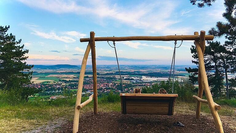 Die Panoramaschaukel am Conradseck auf dem Schwanberg kann trotz Baustelle weiter benutzt werden.&nbsp;