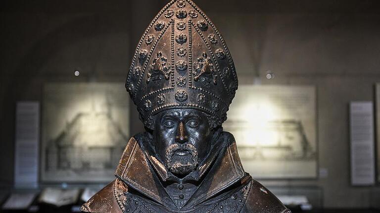 Julius Echter &ndash; Der umstrittene Fürstbischof       -  Bronzebüste des heiligen Kilian mit den Gesichtszügen des Fürstbischofs Julius Echter. Die sogenannte Stifterbüste aus dem Juliusspital in Würzburg wird dem Bildhauer Peter Osten zugeschrieben (Datierung um 1580). Sie ist noch bis 17. September im Museum am Dom Teil der Ausstellung &bdquo;Julius Echter &ndash; Der umstrittene Fürstbischof&ldquo;.
