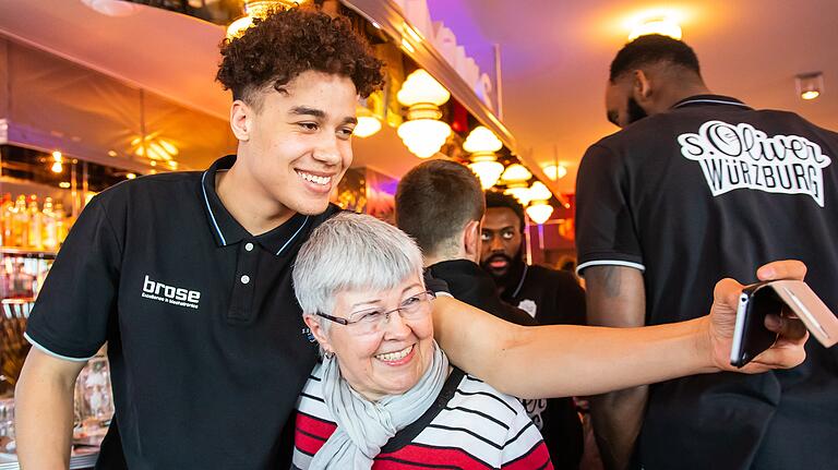Joshua Obiesie bei der Saisonabschlussfeier der Baskets mit den Fans. Joshua Obiesie bei der Saisonabschlussfeier der Baskets mit den Fans.