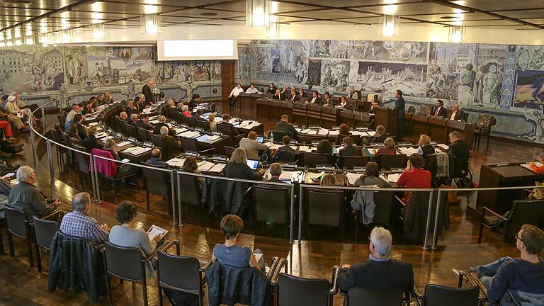 Per Live-Übertragung könnten auch Bürgerinnen und Bürger von zuhause aus Stadtratssitzungen verfolgen. In anderen Städten werde das gut aufgenommen. Doch das Rathaus hat etwas dagegen.