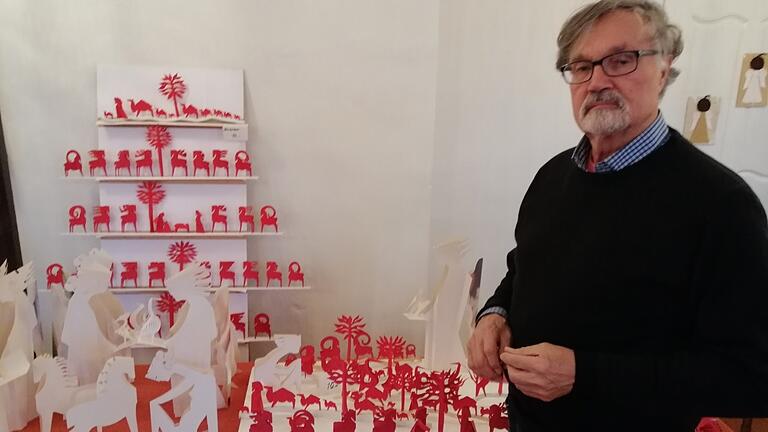 Papierkünstler Manfred Römpp auf dem Bischofsheimer Adventsmarkt