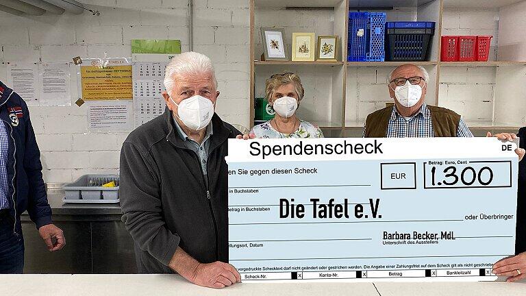 Je 650 Euro überweist Landtagsabgeordnete Barbara Becker (rechts) an die Tafeln in Kitzingen beziehungsweise Gerolzhofen. Sehr zur Freude von Ernst Gehling, Manfred Seigner, Aloisia Ihrig-Braune und Klaus Ihrig.