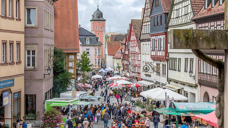 Trotz gelegentlicher Regenschauer füllte sich die Ochsenfurter Altstadt beim ersten Ochsenfest nach der Corona-Zwangspause.&nbsp;