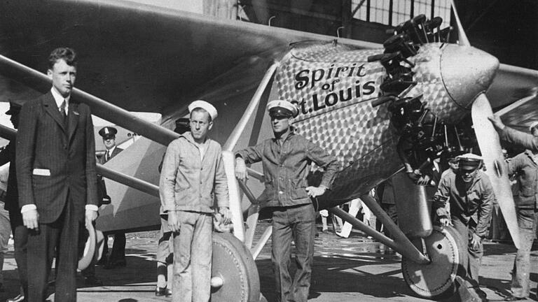 Kinder - Charles Lindbergh überfliegt allein den Atlantik       -  Lindbergh nach seiner legendären Atlantik-Überquerung. (Archivbild)