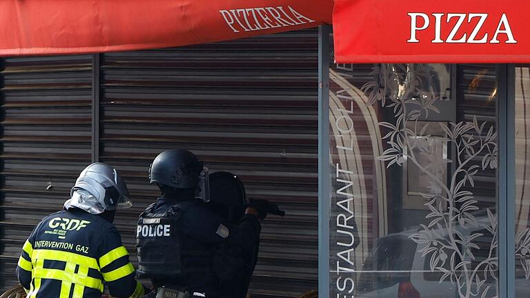 Bewaffneter Mann verschanzt sich mit Arbeitern in Lokal       -  Polizisten stehen vor dem Restaurant in Issy-les-Moulineaux.