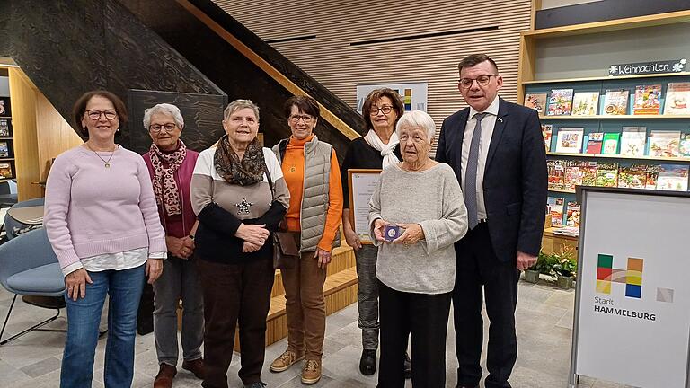 Stadtplakette für den Seniorenbesuchsdienst - Stadtplakette für den Seniorenbesuchsdienst mit Renate Uebel, Marga Schaupp, Maria Haase, Edeltraud Riedmann, Christa Peterseim und Edeltraud Glückler , rechts Bürgermeister Armin Warmuth. Stadtplakette für den Seniorenbesuchsdienst - Stadtplakette für den Seniorenbesuchsdienst mit Renate Uebel, Marga Schaupp, Maria Haase, Edeltraud Riedmann, Christa Peterseim und Edeltraud Glückler , rechts Bürgermeister Armin Warmuth.