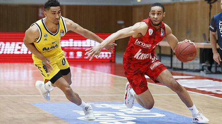 Zwar mal wieder der laut Statistikbogen effektivste Baskets-Akteur, konnte aber auch Cameron Hunt (rechts, im Zweikampf mit Maodo Lo) die deutliche Niederlage nicht verhindern.