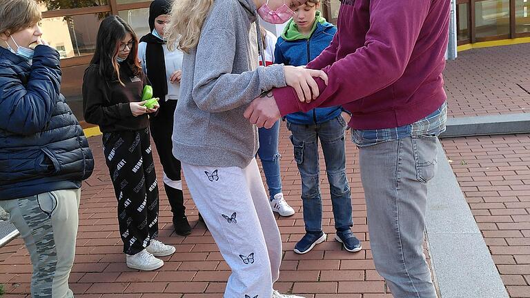 Mit dem Balanceboard bringt der Jugendsozialarbeiter Sebastian Böhm die Mittelschüler der Hugo-von-Trimberg-Schule ins Gleichgewicht.