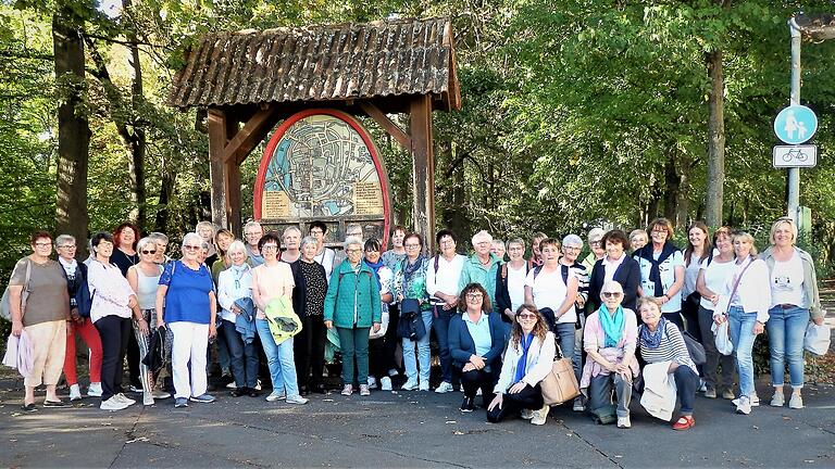 Die Gruppe der Frauen aus den Zweigvereinen des Frauenbundes, die zur Diözesanwallfahrt gemeinsam nach Münsterschwarzach gekommen waren, nach der Stadtbesichtigung von Volkach.