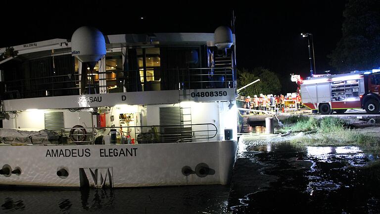 Im Schwenkhafen in Karlstadt musste in der Nacht von Samstag auf Sonntag ein Leck geschlagenes Passagierschiff mit 120 Passagieren an Bord evakuiert werden.