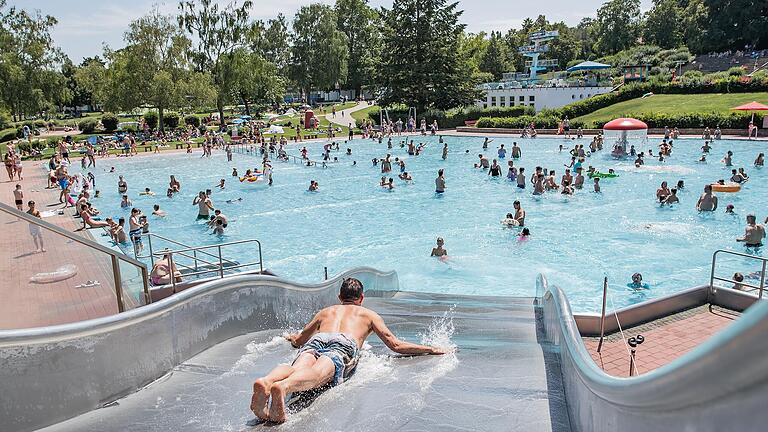 Zum Ferienbeginn bleibt das Becken des Dallenbergbads (Archivfoto) leer.&nbsp; Das Schwimmbad hat wegen Personalproblemen geschlossen.&nbsp;