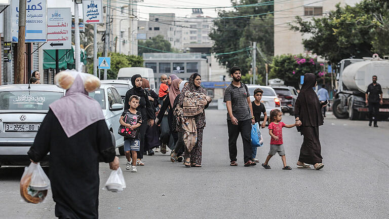 Nach Hamas Großangriff - Gaza-Stadt.jpeg       -  Palästinensische Frauen und Kinder gehen eine Straße entlang.  Bislang fließen Milliardenbeträge in den Gazastreifen.