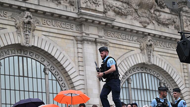 Paris 2024 - Eröffnungsfeier - Rund 45.000 Sicherheitskräfte waren bei der Eröffnungsfeier im Einsatz. Paris 2024 - Eröffnungsfeier - Rund 45.000 Sicherheitskräfte waren bei der Eröffnungsfeier im Einsatz.