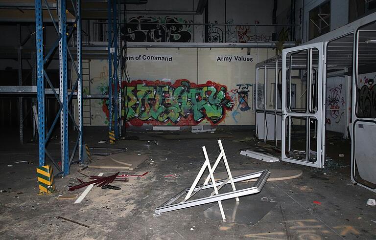 Viel ist nicht mehr geblieben von der einstigen Einrichtung. Über die Jahre hat sich der Vandalismus in dem Gebäude weit verbreitet.