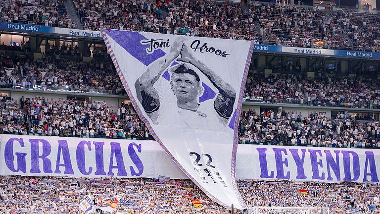 Real Madrid - Betis Sevilla       -  Toni Kroos wird von den Real-Fans verabschiedet.