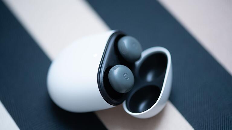 Google Pixel Buds Pro 2       -  Am Gehäuse hat sich ein wenig getan: Drinnen steckt ein Akku - und neuerdings jetzt auch ein kleiner Lautsprecher für Töne zum Aufspüren.