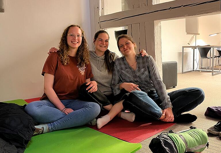 Die drei jungen Frauen (von links) Britta Wienkoop, Anne Heuser und Antonia Klingenhammer übernachteten bei der 'Nacht der Bibliotheken' in der Schweinfurter Stadtbücherei. Die drei jungen Frauen (von links) Britta Wienkoop, Anne Heuser und Antonia Klingenhammer übernachteten bei der 'Nacht der Bibliotheken' in der Schweinfurter Stadtbücherei.