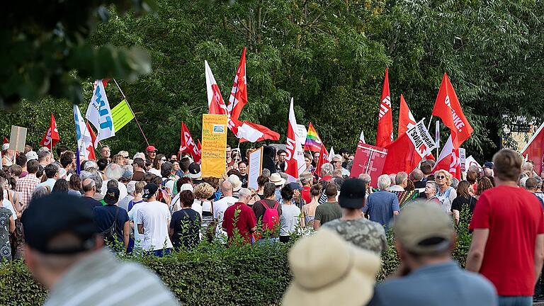 Rund 250 Menschen demonstrierten in Prichsenstadt unter den Augen vieler Schaulustiger gegen die Wahlkampfveranstaltung der AfD. Rund 250 Menschen demonstrierten in Prichsenstadt unter den Augen vieler Schaulustiger gegen die Wahlkampfveranstaltung der AfD.