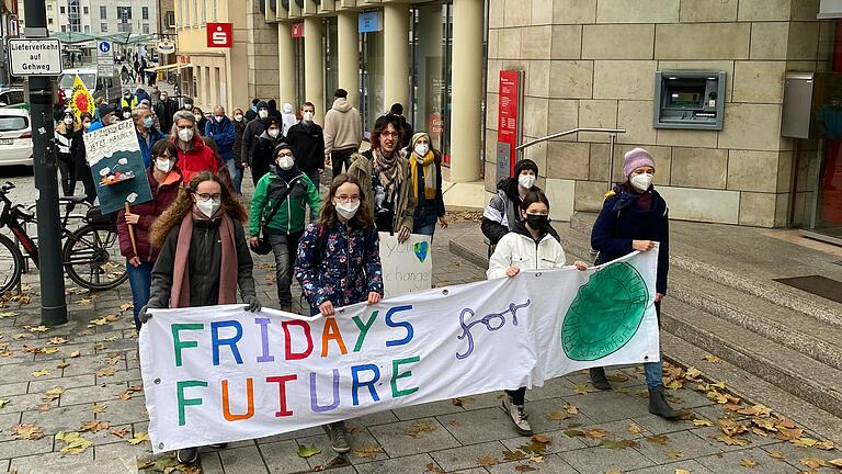 Am Freitag zogen erneut Klimaaktivisten durch Schweinfurts Innenstadt.