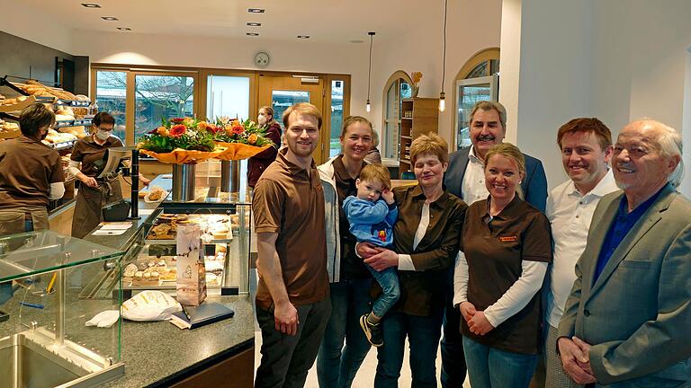 Zur Eröffnung des neuen Verkaufsraums im Thüngener Familienbetrieb 'Hohmann Brot' trafen sich Julius Nickel, Jennifer Otto, Ulricke Hohmann-Nickel, Bürgermeister Lorenz Strifsky, Nadine Nickel, Georg Höfling und Seniorchef Reinhold Hohmann.